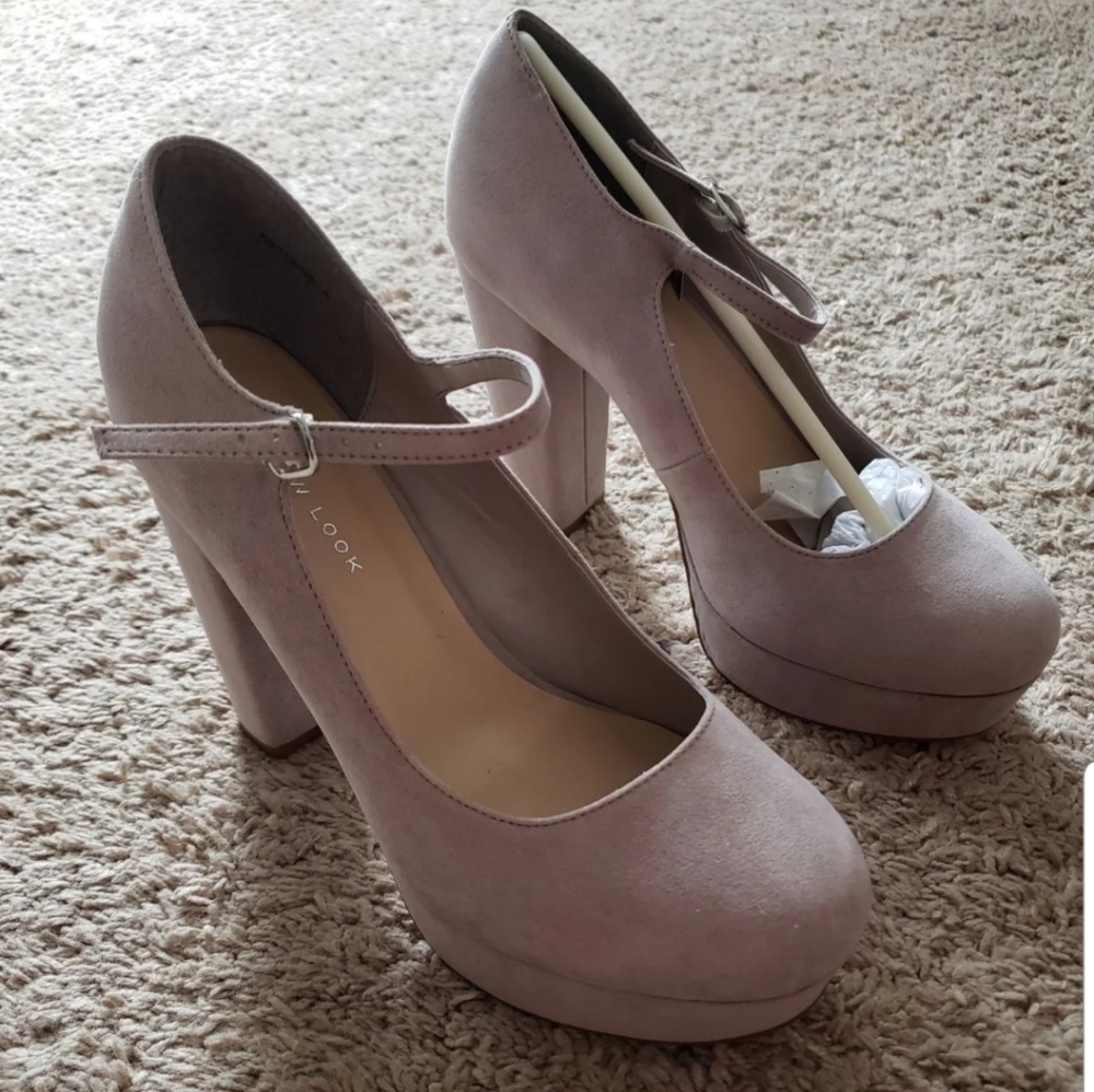 BRAND:New Look gray pump heels.